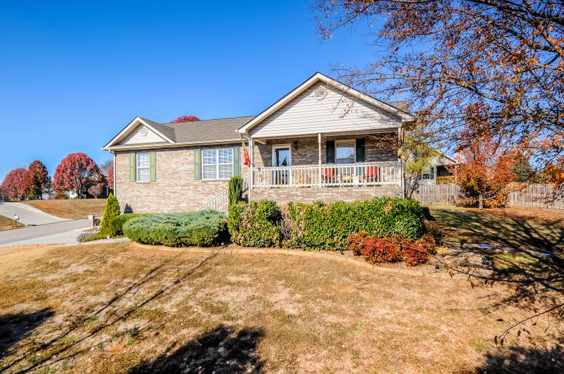 1352 Tomahawk Dr, Maryville, TN 37803