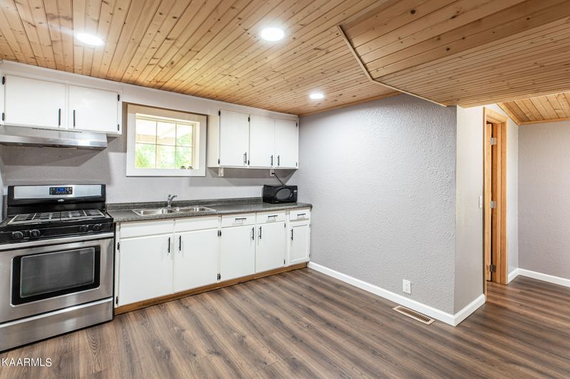 136 Bently Ln, Lafollette, TN 37766