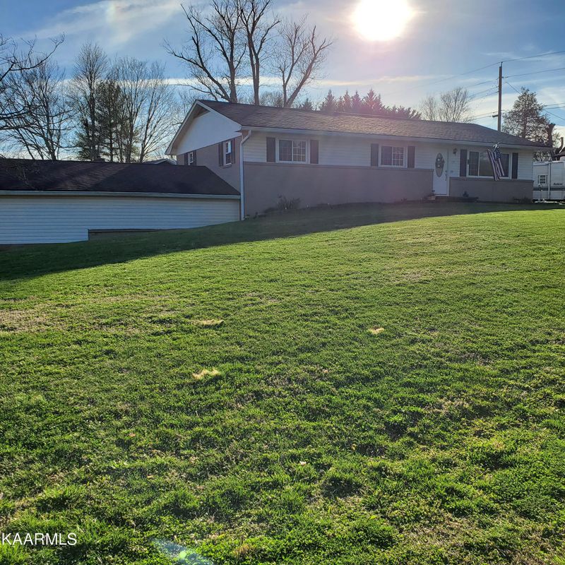136 Liscom Dr, Maryville, TN 37804