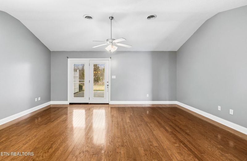 136 River Garden Ct, Sevierville, TN 37862