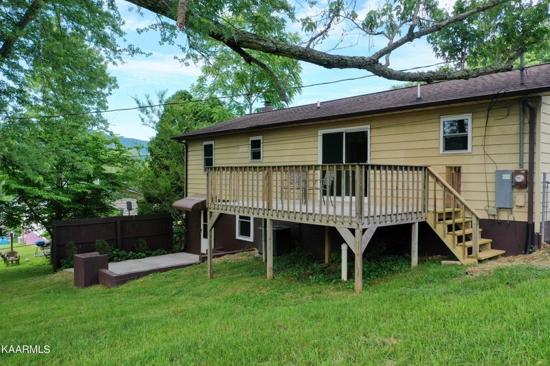 136 Springview Dr, Lafollette, TN 37766