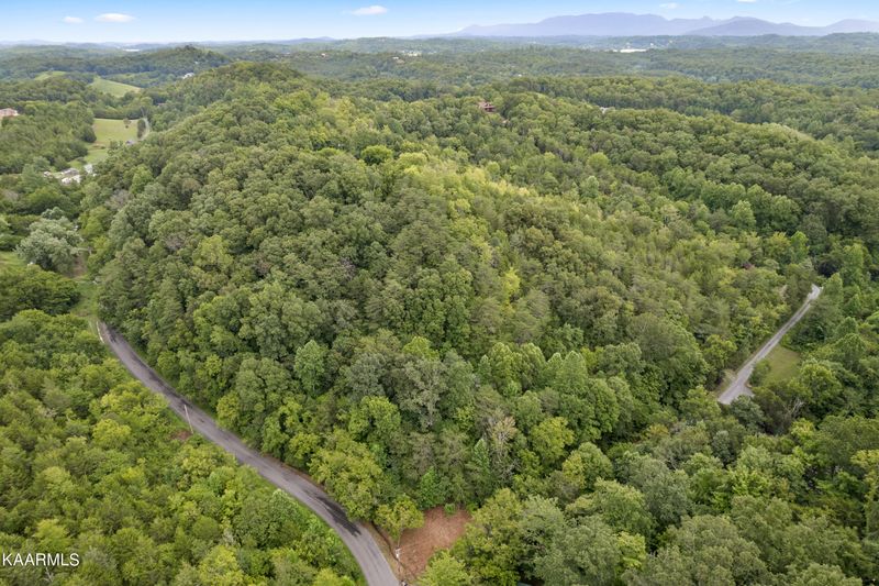 1360 Creekside Dr, Sevierville, TN 37876
