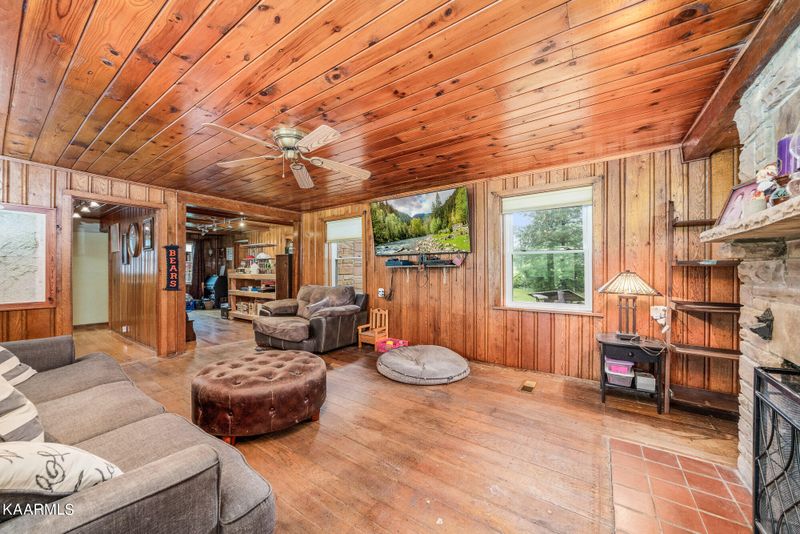 1360 Deep Draw Rd, Crossville, TN 38555