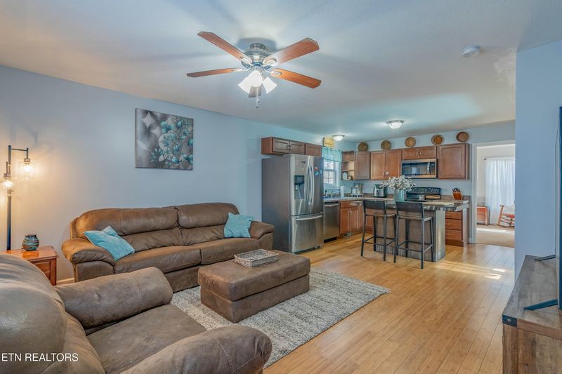 137 Apple Tree Dr, Oliver Springs, TN 37840