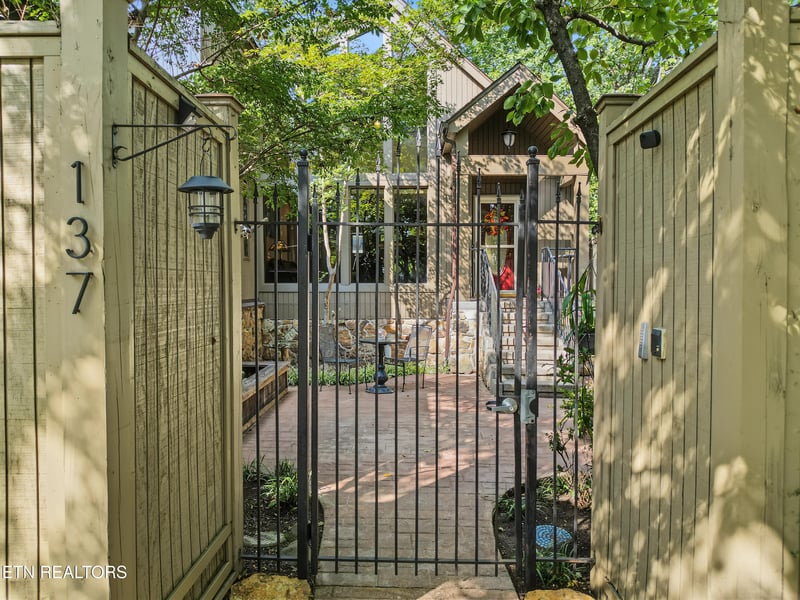 137 Chamberlain Blvd, Knoxville, TN 37920