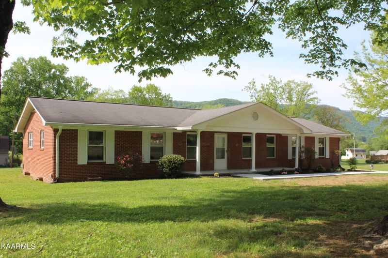 137 Scarlett Dr, Lafollette, TN 37766
