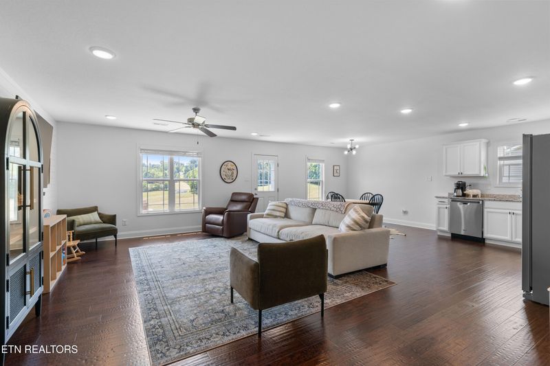 137 Storm Ln, Jacksboro, TN 37757