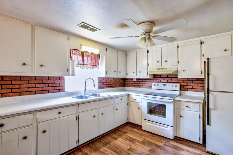138 Cedar Ln, Jacksboro, TN 37757
