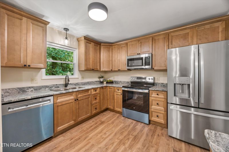 138 Newport Dr, Oak Ridge, TN 37830
