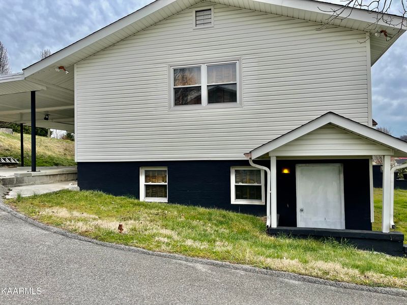 1382 Towe String Rd, Jacksboro, TN 37757