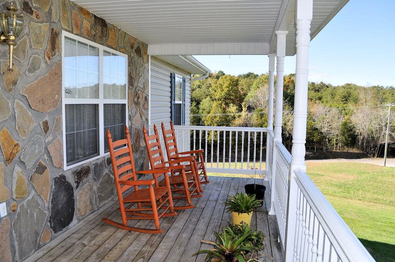 1384 Crystal View Dr, Sevierville, TN 37876