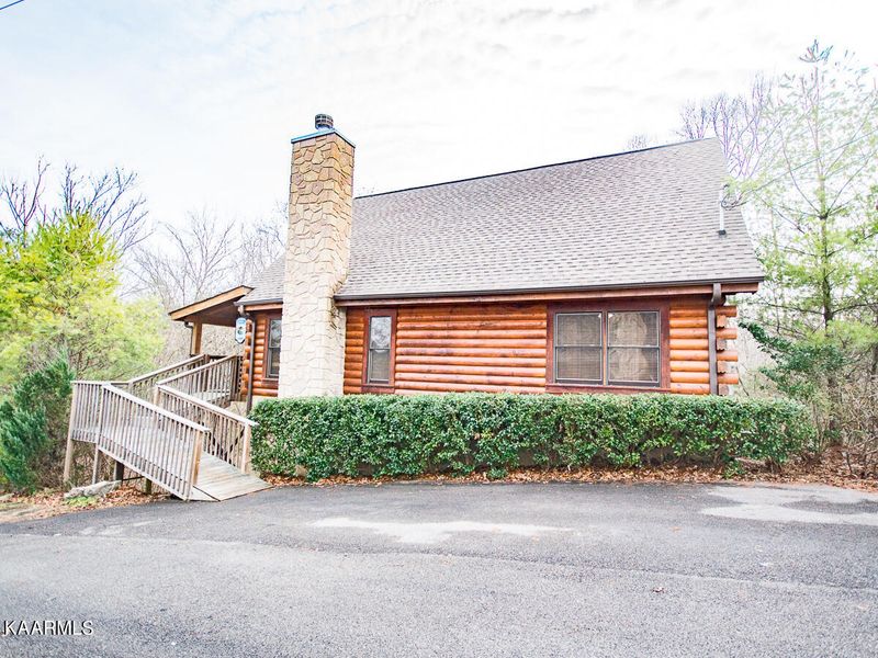 1384 Wedge Tailed Ln, Sevierville, TN 37876
