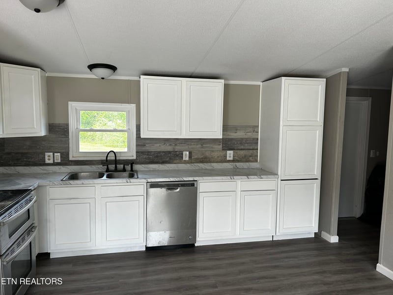 139 Village Ln, Madisonville, TN 37354