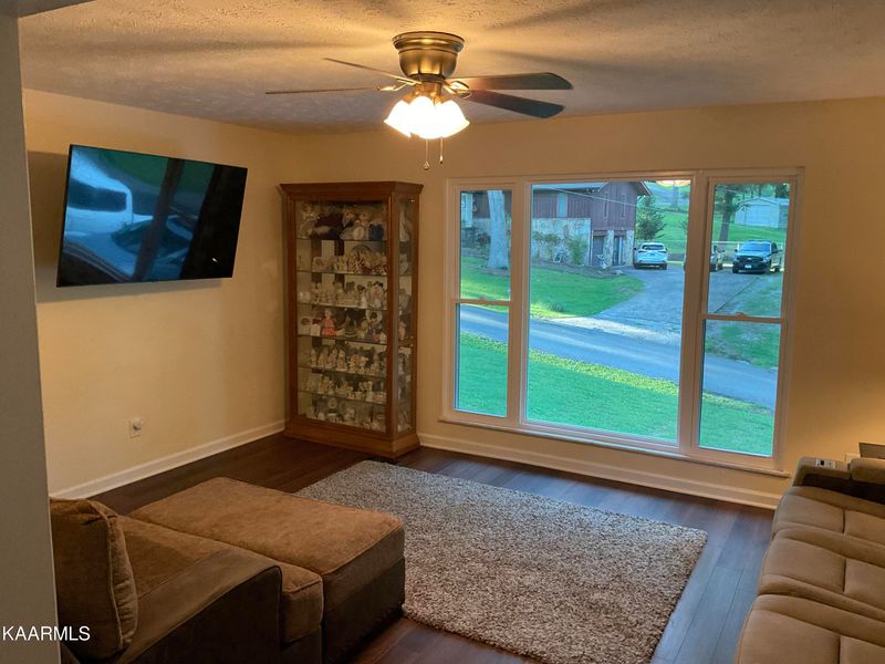 139 White Oak Dr, Harriman, TN 37748