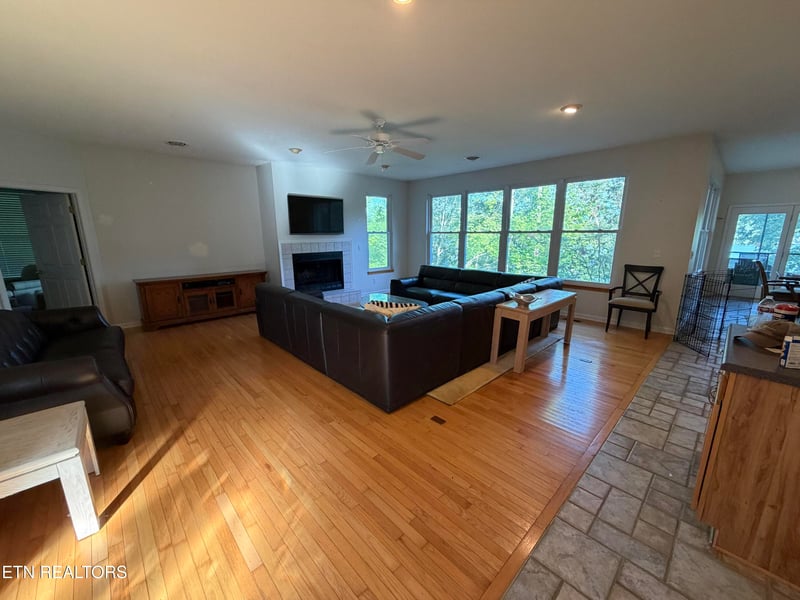 1395 Lakeview Dr, Sharps Chapel, TN 37866