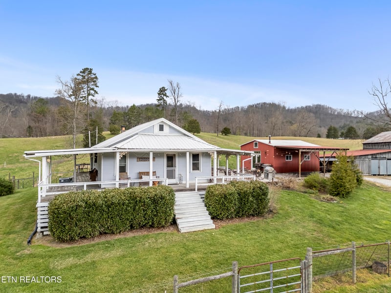 1397 Tater Valley Rd, Washburn, TN 37888