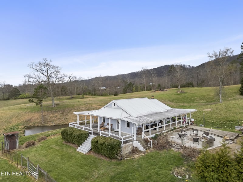 1397 Tater Valley Rd, Washburn, TN 37888