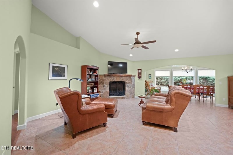 14 Heatherhurst Ct, Crossville, TN 38558