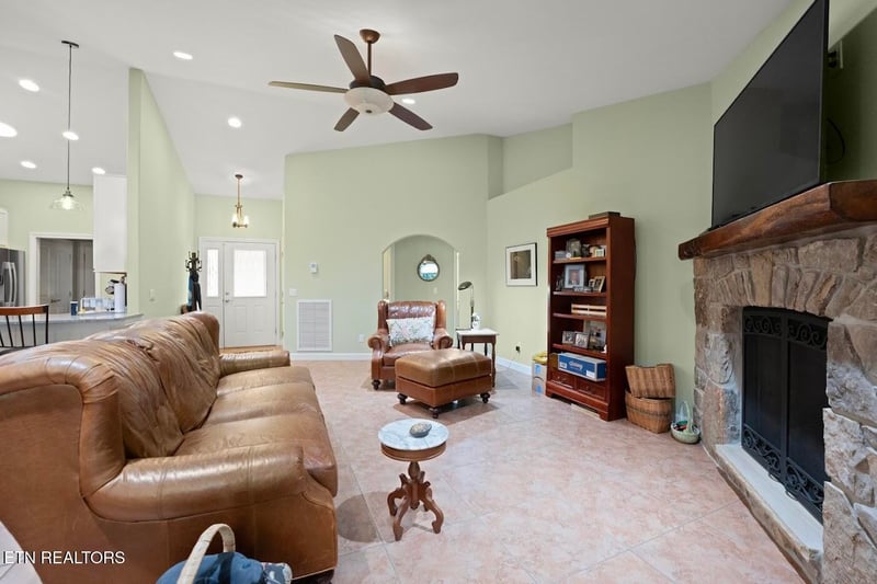 14 Heatherhurst Ct, Crossville, TN 38558