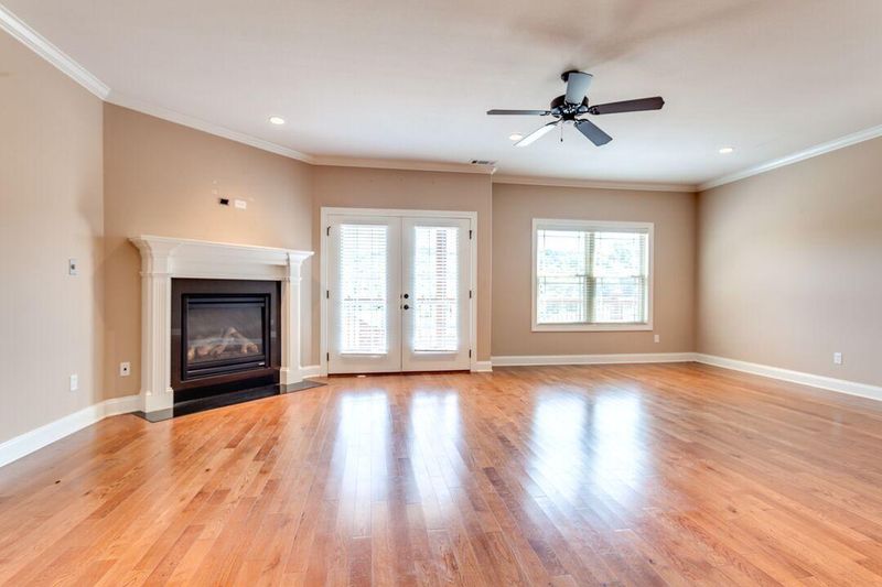 140 Broadleaf Dr #400, Caryville, TN 37714
