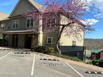 140 Broadleaf Dr #Oak Unit-Middle, Caryville, TN 37714