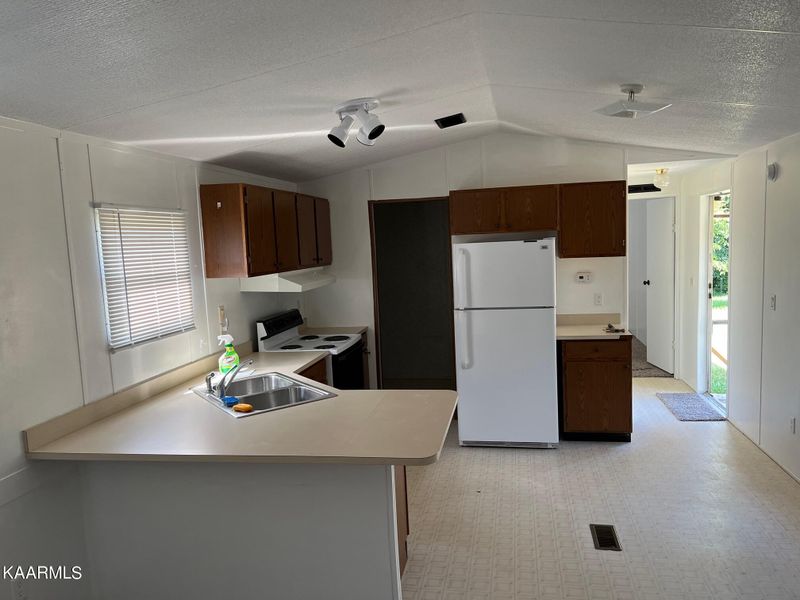 140 E Raccoon Valley Dr, Heiskell, TN 37754