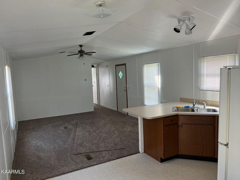 140 E Raccoon Valley Dr, Heiskell, TN 37754