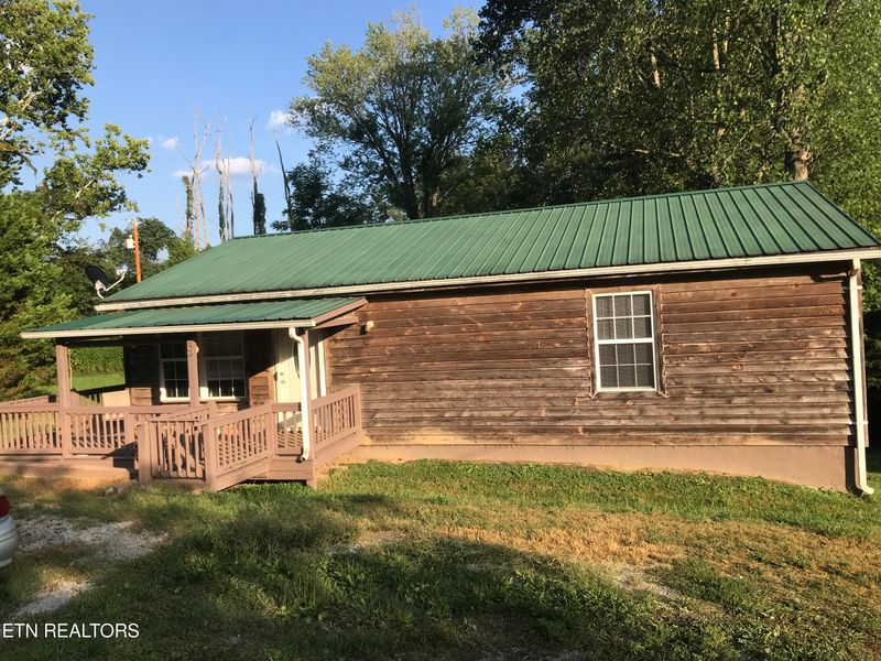 140 Sawmill Cir, Jacksboro, TN 37757