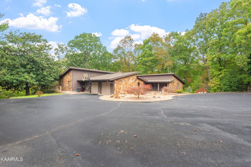 140 W Hills Ct, Harriman, TN 37748