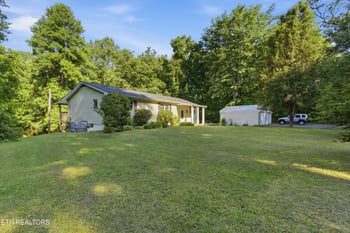 140 Walnut St, Deer Lodge, TN 37726