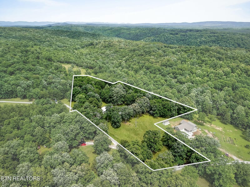 1400 Orlie Young Rd, Crab Orchard, TN 37723