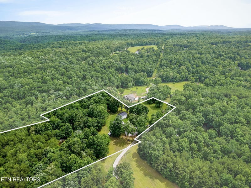 1400 Orlie Young Rd, Crab Orchard, TN 37723
