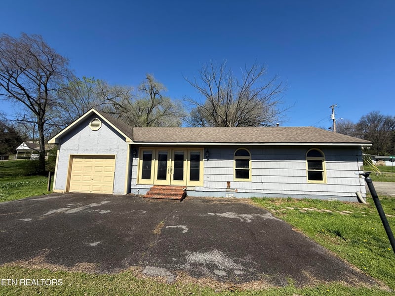 1401 Crocus Ln, Knoxville, TN 37909
