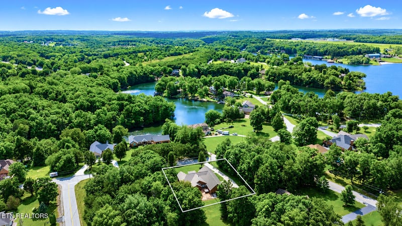 1401 Holiday Dr, Crossville, TN 38555