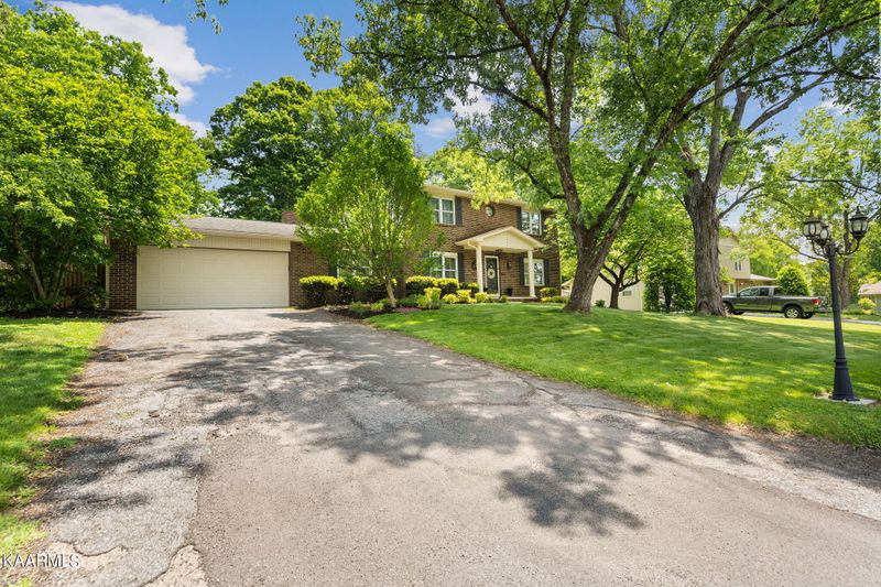 1402 Charing Rd, Knoxville, TN 37922