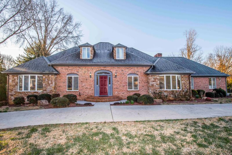 1402 Dunbarton Dr, Maryville, TN 37803