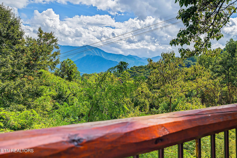 1404 S Baden Dr, Gatlinburg, TN 37738