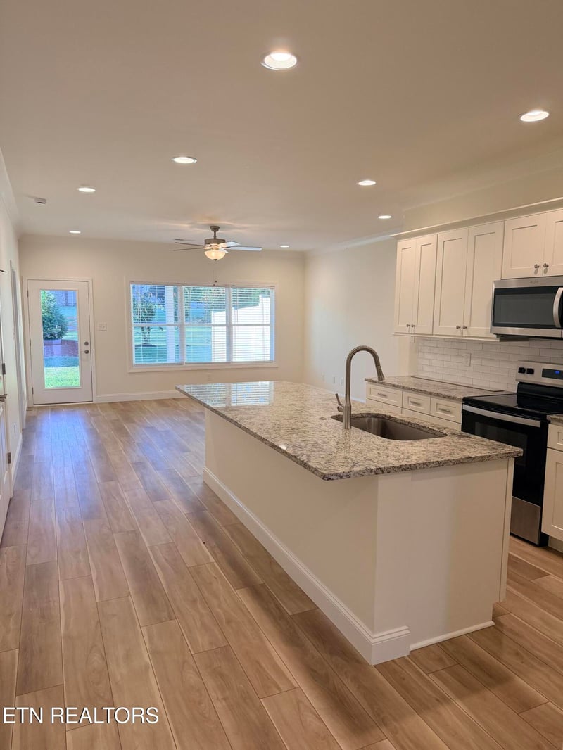 1404 Summer Meadow Dr, Powell, TN 37849