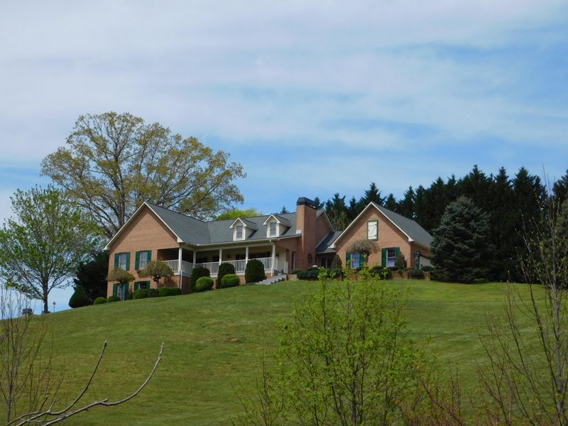 1404 W Milford Haven Dr, Sevierville, TN 37862