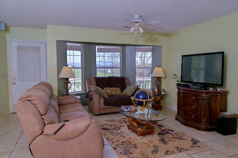 1406 Kay View Dr, Sevierville, TN 37876