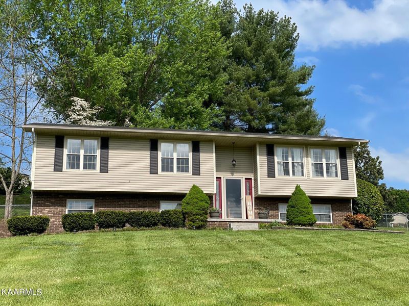 1409 Walters Dr, Morristown, TN 37814