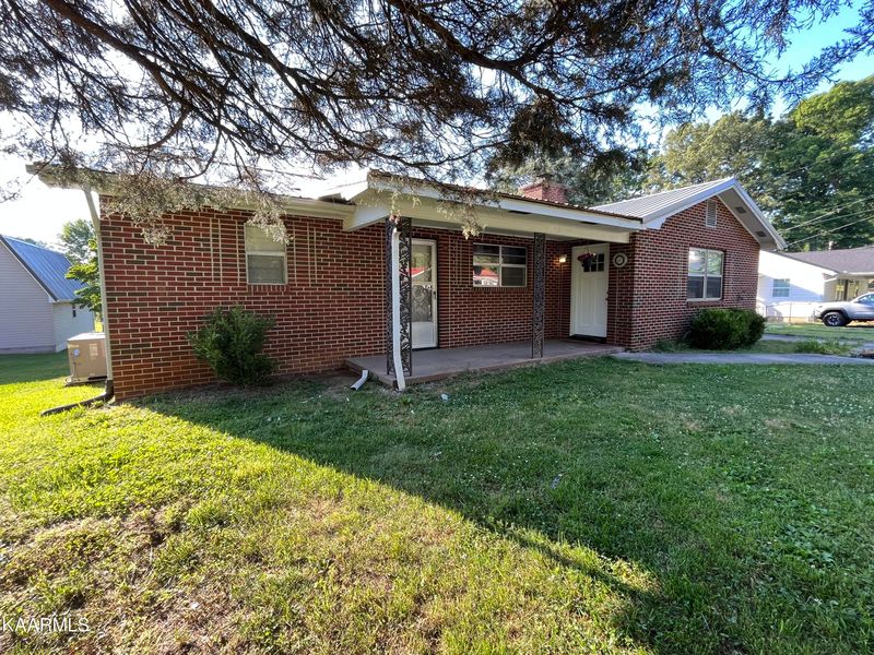 141 Hamilton Ave, Lenoir City, TN 37771