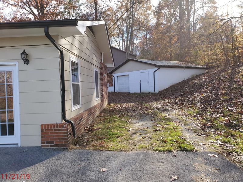 141 Hollifield Dr, Jacksboro, TN 37757