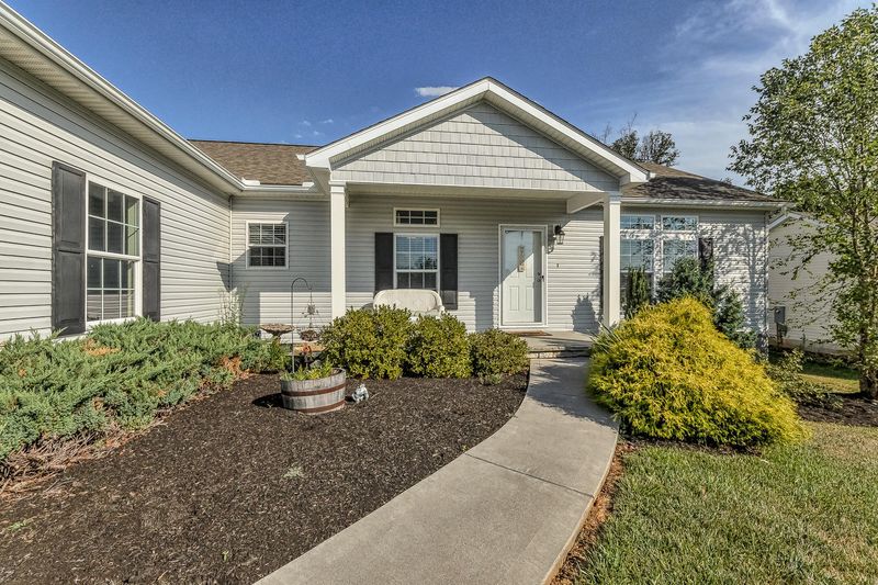 141 Pebble Ct, Lenoir City, TN 37772