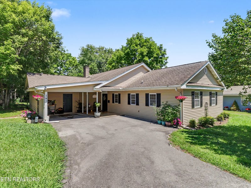 141 S Purdue Ave, Oak Ridge, TN 37830