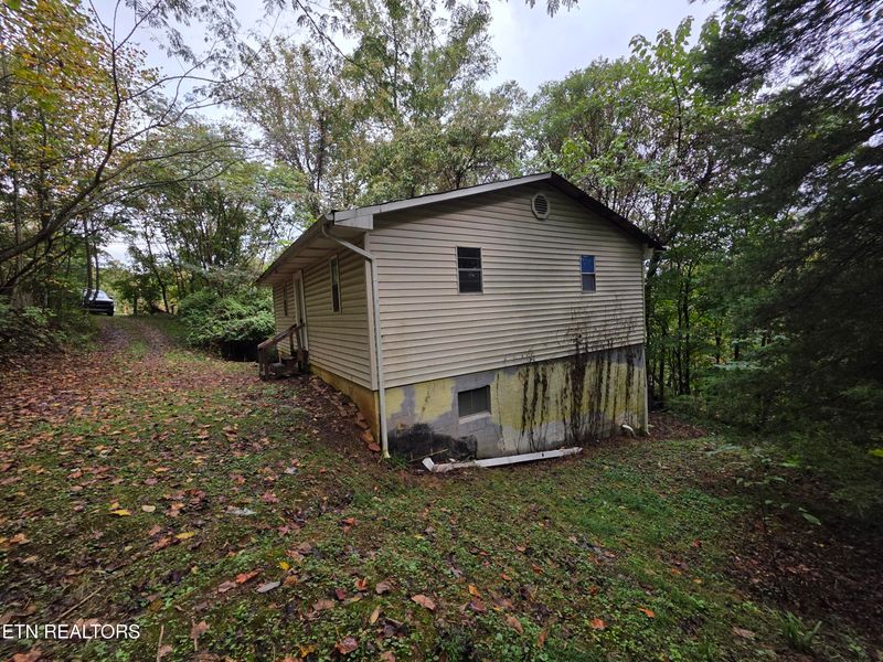 141 White Ln, Caryville, TN 37714