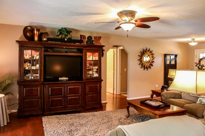 1411 Little Kaycee Dr, Sevierville, TN 37876