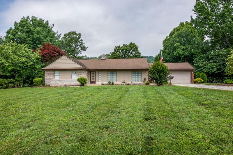 1417 Eagle Bend Dr, Clinton, TN 37716