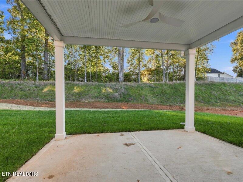 1418 Crescent Oaks Ln, Lenoir City, TN 37772