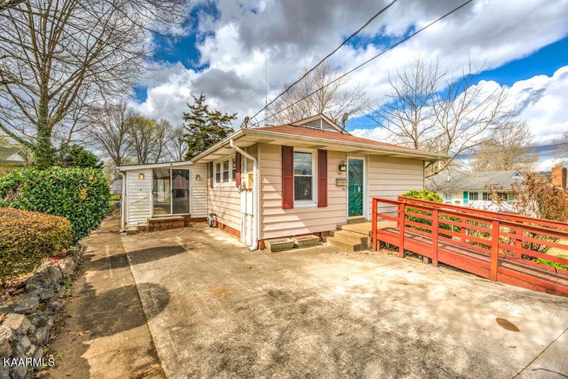 142 Manhattan Ave, Oak Ridge, TN 37830